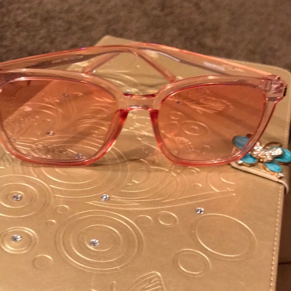 Blush transparent sunglasses 😎 - Picture 2 of 5